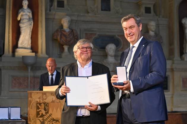 Fitzgerald KUSZ (Schriftsteller), Markus SOEDER (Ministerpraesident Bayern und CSU Vorsitzender). Verleihung Bayerischer Verdienstorden im Antiquariat der Residenz in Muenchen am 10.07.2024