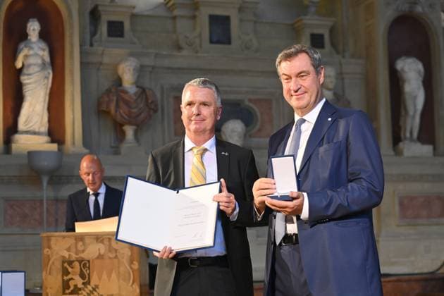 Oberst a.D. Stefan LEONHARD, Markus SOEDER (Ministerpraesident Bayern und CSU Vorsitzender). Verleihung Bayerischer Verdienstorden im Antiquariat der Residenz in Muenchen am 10.07.2024