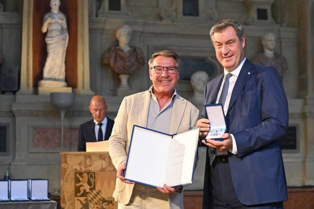 Patrick LINDNER (Saenger,Schauspieler), Markus SOEDER (Ministerpraesident Bayern und CSU Vorsitzender). Verleihung Bayerischer Verdienstorden im Antiquariat der Residenz in Muenchen am 10.07.2024