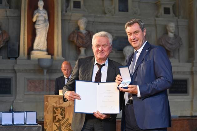 Sepp MAIER (Ex Fussball Torwart), Markus SOEDER (Ministerpraesident Bayern und CSU Vorsitzender). Verleihung Bayerischer Verdienstorden im Antiquariat der Residenz in Muenchen am 10.07.2024