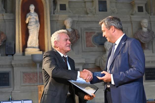 Sepp MAIER (Ex Fussball Torwart), Markus SOEDER (Ministerpraesident Bayern und CSU Vorsitzender). Verleihung Bayerischer Verdienstorden im Antiquariat der Residenz in Muenchen am 10.07.2024