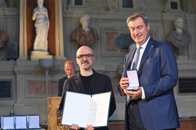 Goyo MONTERO (Taenzer und Choreograph), Markus SOEDER (Ministerpraesident Bayern und CSU Vorsitzender). Verleihung Bayerischer Verdienstorden im Antiquariat der Residenz in Muenchen am 10.07.2024