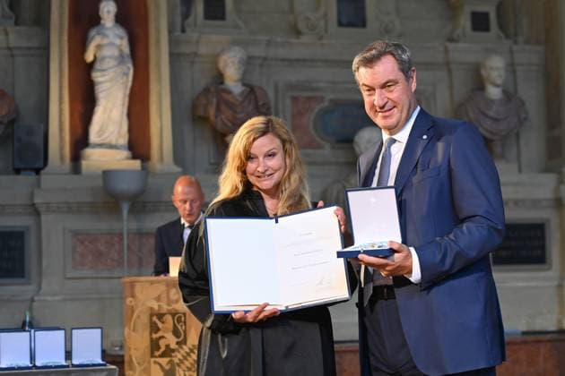 Tatjana POKORNY, Markus SOEDER (Ministerpraesident Bayern und CSU Vorsitzender). Verleihung Bayerischer Verdienstorden im Antiquariat der Residenz in Muenchen am 10.07.2024