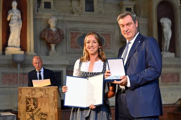 Franziska PREUSS (Ex Biathletin), Markus SOEDER (Ministerpraesident Bayern und CSU Vorsitzender). Verleihung Bayerischer Verdienstorden im Antiquariat der Residenz in Muenchen am 10.07.2024