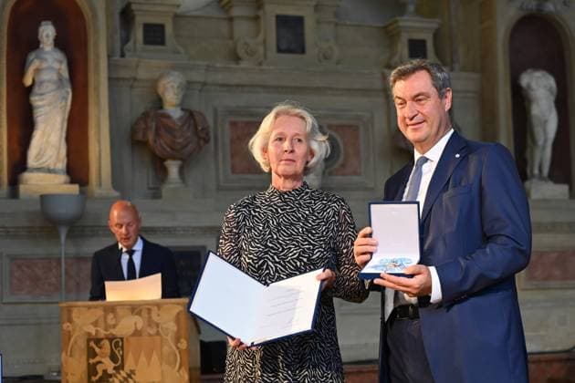 Dr. Christiane RAABE, Markus SOEDER (Ministerpraesident Bayern und CSU Vorsitzender). Verleihung Bayerischer Verdienstorden im Antiquariat der Residenz in Muenchen am 10.07.2024