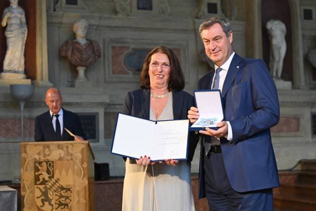 Hilde RUSS; Markus SOEDER (Ministerpraesident Bayern und CSU Vorsitzender). Verleihung Bayerischer Verdienstorden im Antiquariat der Residenz in Muenchen am 10.07.2024