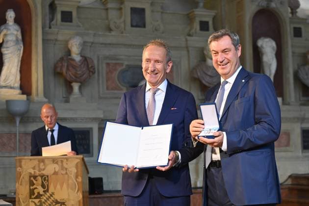 Tilmann SCHOEBERL (Journalist,Moderator), Markus SOEDER (Ministerpraesident Bayern und CSU Vorsitzender). Verleihung Bayerischer Verdienstorden im Antiquariat der Residenz in Muenchen am 10.07.2024