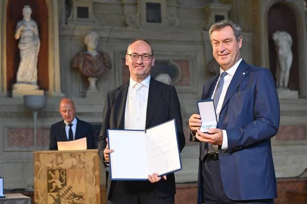 Bernhard SEIDENATH, Markus SOEDER (Ministerpraesident Bayern und CSU Vorsitzender). Verleihung Bayerischer Verdienstorden im Antiquariat der Residenz in Muenchen am 10.07.2024