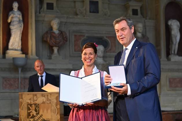 Traudi SIFERLINGER (Volksmusikerin), Markus SOEDER (Ministerpraesident Bayern und CSU Vorsitzender). Verleihung Bayerischer Verdienstorden im Antiquariat der Residenz in Muenchen am 10.07.2024