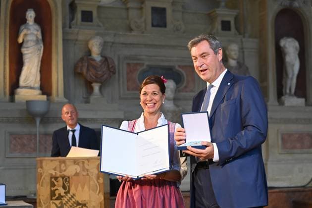 Traudi SIFERLINGER (Volksmusikerin), Markus SOEDER (Ministerpraesident Bayern und CSU Vorsitzender). Verleihung Bayerischer Verdienstorden im Antiquariat der Residenz in Muenchen am 10.07.2024