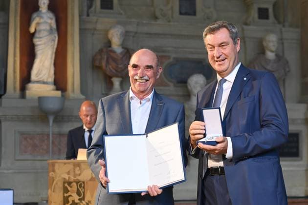 Artur STEINMANN (Praesident Fraenkischer Weinbauernverband). Markus SOEDER (Ministerpraesident Bayern und CSU Vorsitzender). Verleihung Bayerischer Verdienstorden im Antiquariat der Residenz in Muenchen am 10.07.2024