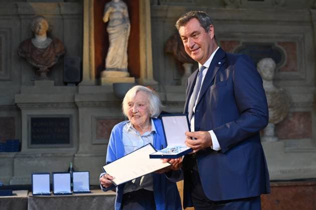 Lioba STRÖSSENREUTHER, Markus SOEDER (Ministerpraesident Bayern und CSU Vorsitzender). Verleihung Bayerischer Verdienstorden im Antiquariat der Residenz in Muenchen am 10.07.2024
