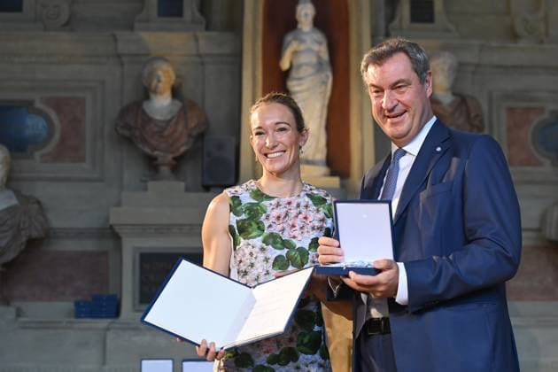 Dr. Christine THEISS, Markus SOEDER (Ministerpraesident Bayern und CSU Vorsitzender). Verleihung Bayerischer Verdienstorden im Antiquariat der Residenz in Muenchen am 10.07.2024