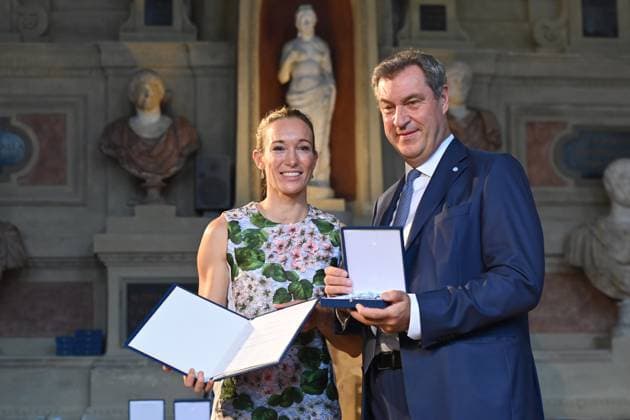 Dr. Christine THEISS, Markus SOEDER (Ministerpraesident Bayern und CSU Vorsitzender). Verleihung Bayerischer Verdienstorden im Antiquariat der Residenz in Muenchen am 10.07.2024