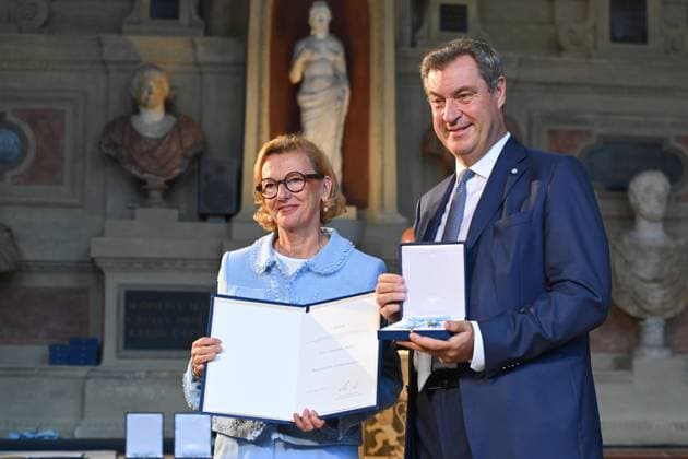 Dorothee WAHL, Markus SOEDER (Ministerpraesident Bayern und CSU Vorsitzender). Verleihung Bayerischer Verdienstorden im Antiquariat der Residenz in Muenchen am 10.07.2024