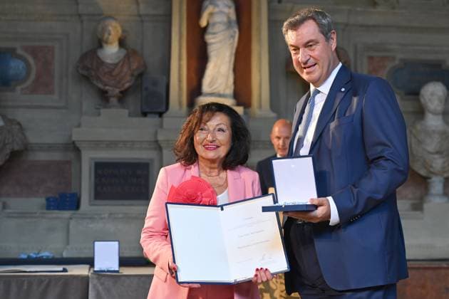 Alice WALCHSHOEFER, Markus SOEDER (Ministerpraesident Bayern und CSU Vorsitzender). Verleihung Bayerischer Verdienstorden im Antiquariat der Residenz in Muenchen am 10.07.2024