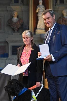 Bettina WIRTH, Markus SOEDER (Ministerpraesident Bayern und CSU Vorsitzender). Verleihung Bayerischer Verdienstorden im Antiquariat der Residenz in Muenchen am 10.07.2024