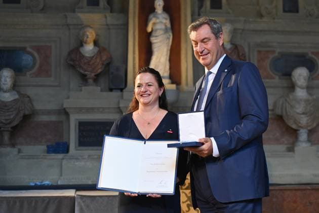 Kathrin ZELLNER, Markus SOEDER (Ministerpraesident Bayern und CSU Vorsitzender). Verleihung Bayerischer Verdienstorden im Antiquariat der Residenz in Muenchen am 10.07.2024