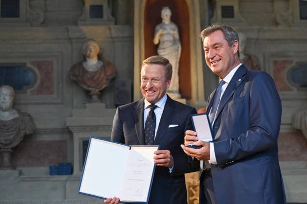 Oliver ZIPSE (Vorstandsvorsitzender BMW AG), Markus SOEDER (Ministerpraesident Bayern und CSU Vorsitzender), Verleihung Bayerischer Verdienstorden im Antiquariat der Residenz in Muenchen am 10.07.2024