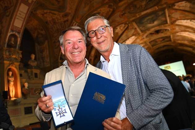 li:Patriick LINDNER (Saenger,Schauspieler),re:Ehemann Peter SCHAEFER. Verleihung Bayerischer Verdienstorden im Antiquariat der Residenz in Muenchen am 10.07.2024