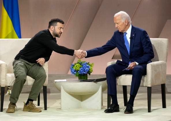 News Themen der Woche KW28 News Bilder des Tages President Joe Biden shakes hands with President Volodymyr Zelenskyy of Ukraine during a bilateral meeting at the Walter E. Washington Convention Center in Washington, DC on Thursday, July 11, 2024.  WAX20240711805 ChrisxKleponis