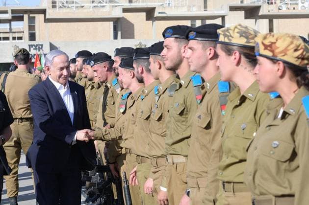 Bilder des Jahres 2024, News 07 Juli News Themen der Woche KW28 News Bilder des Tages July 11, 2024, Mitspe Ramon, Israel: Israeli Prime Minister BENJAMIN NETANYAHU, Minister of Defense Yoav Gallant and IDF Chief of the General Staff, Lieutenant General, Herzi Halevi partake in the IDF Officers Course graduation ceremony at IDF Training Base 1 near Mitspe Ramon. Mitspe Ramon Israel - ZUMAi99_ 20240711_zip_i99_003 Copyright: xAmosxBenxGershom IsraelxGpox