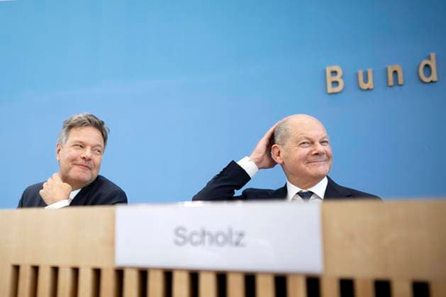 Scholz, Habeck - Bundeshaushalt 2025 DEU, Deutschland, Germany, Berlin, 05.07.2024 Robert Habeck , Bundesminister fuer Wirtschaft und Klimaschutz und Vizekanzler, Buendnis 90 Die Gruenen und Olaf Scholz , Bundeskanzler SPD (v.l.n.r.) waehrend der Bundespressekonferenz zum Thema Bundeshaushalt 2025 in Berlin Deutschland en: Robert Habeck , Federal Minister for Economic Affairs and Climate Protection and Vice Chancellor, Alliance 90 The Greens and Olaf Scholz , Federal Chancellor SPD (f.l.t.r.) during the federal press conference on the subject of the 2025 federal budget plan in Berlin Germany *** Scholz, Habeck Bundeshaushalt 2025 DEU, Deutschland, Germany, Berlin, 05 07 2024 Robert Habeck , Federal Minister for Economic Affairs and Clim