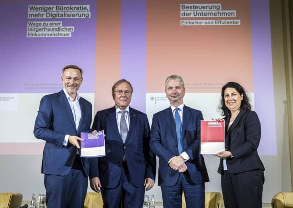 News Themen der Woche KW28 News Bilder des Tages Uebergabe der Berichte der Expertenkommissionen Buergernahe Einkommensteuer und Vereinfachte Unternehmensteuer im Rahmen der Fachveranstaltung Vereinfacht und buergernah - die Expertenkommissionen praesentieren ihre Ergebnisse im Bundesfinanzministerium an Christian Lindner (FDP), Bundesminister der Finanzen, durch die Leiter der Kommissionen, Herrn Prof. Dr. Mellinghoff (2.v.l., Einkommensteuer) und Herrn Prof. Dr. Schoen (2.v.r., Unternehmensteuer), rechts Katja Hessel, Parlamentarische Staatssekretaerin im BMF. Fotografiert im Auftrag des Bundesfinanzministeriums Berlin Deutschland *** Presentation of the reports of the expert commissions on Citizens Income Tax and Simplified Corporate Tax at the specialist event Simplified and Copyright: xThomasxKoehlerxBMFxphotothek.dex