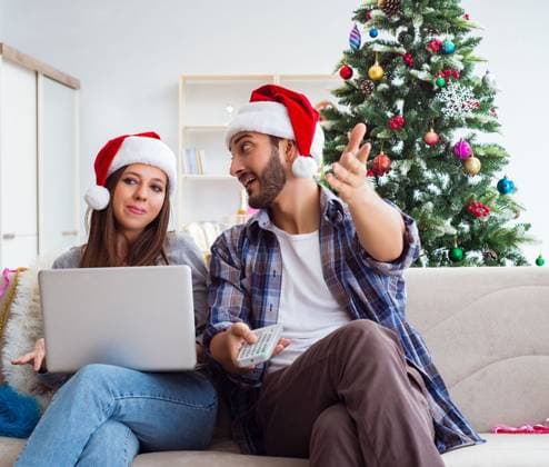 IMAGO Creative, Weihnachten, Tradition: Weihnachtsfilme sehen The happy couple celebrating christmas holiday. Happy couple celebrating christmas holiday ,model released, Symbolfoto
