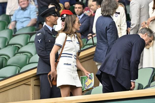 Tennis Wimbledon 2024 Hugh Grant and Ana in the Royal Box Tennis Wimbledon 2024 England 12 07 2024 ChrysleneCaillaud Panoramic 