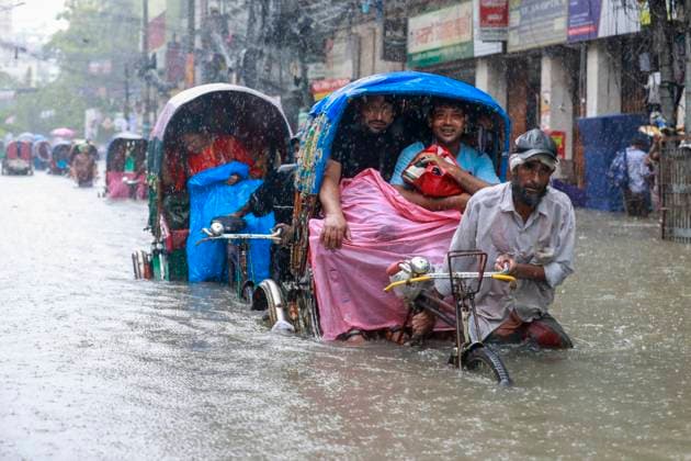 Bilder des Jahres 2024, News 07 Juli News Themen der Woche KW28 News Bilder des Tages July 12, 2024, Dhaka, Bangladesh: Commuters wade through a waterlogged road after heavy rainfall in Dhaka, Bangladesh, 12 July 2024. It has been raining heavily and non-stop in Dhaka since 6:00 am. Roads in several areas of the city have been inundated. There is waist-high water in these roads. Pedestrians are suffering immensely. Dhaka Bangladesh - ZUMAd117 20240712_fap_d117_006 Copyright: xSuvraxKantixDasx