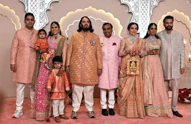 Bilder des Jahres 2024, Entertainment 07 Juli Entertainment Themen der Woche KW28 Entertainment Bilder des Tages MUMBAI, INDIA - JULY 12: Ambani Family during the Wedding ceremony of Anant Ambani and Radhika Merchant at the Jio World Convention Centre, BKC on July 12, 2024 in Mumbai, India. (Photo by Raju Shinde Hindustan Times) Wedding Ceremony Of Anant Ambani And Radhika Merchant