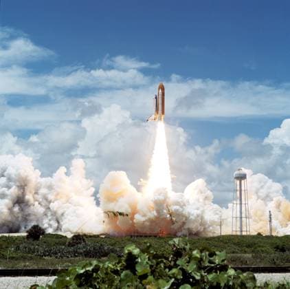 Archivbilder der Woche KW28 July 8, 1994 - Kennedy Space Center, USA - Space shuttle Columbia heads skyward after clearing the fixed service structure tower at Launch Complex Pad 39A at s Kennedy Space Center in Florida. Plant life appears in the foreground. Launch occurred at 12:43 pm Eastern Daylight Time (EDT) on July 8, 1994. Once in Earth orbit, STS-65 s six astronauts and a Japanese payload specialist aboard conducted experiments in support of the second International Microgravity Laboratory. Kennedy Space Center USA - ZUMAz03_ 19940708_shv_z03_986 Copyright: xNASAx
