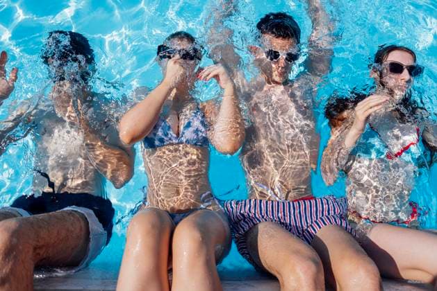 Cute teens in swimsuits and sunglasses in the pool. Smiling boys and girls dive into the clear water. Cute teens in swimsuits and sunglasses in the pool. Smiling boys and girls dive into the clear water. Joyful teenagers relax and have fun together. ,model released, Symbolfoto Copyright: xZoonar.com DashaxPetrenkox 21924724 ,model released, Symbolfoto ,property released