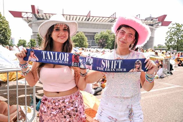 News Themen der Woche KW28 News Bilder des Tages foto IPP Mario Romano Milano 13 07 2024 Unica tappa europea del tour mondiale di Taylor Swift nella foto fans di Taylor Swift in attesa di entrare allo stadio Meazza per assister al suo concerto Italy Photo Press - World Copyright FANS DI TAYLOR SWIFT DAVANTI LO *** IPP photo Mario Romano Milan 13 07 2024 Only European stop on Taylor Swifts world tour pictured Taylor Swift fans waiting to enter Meazza Stadium to attend her concert Italy Photo Press World Copyright FANS OF TAYLOR SWIFT IN FRONT OF THE 