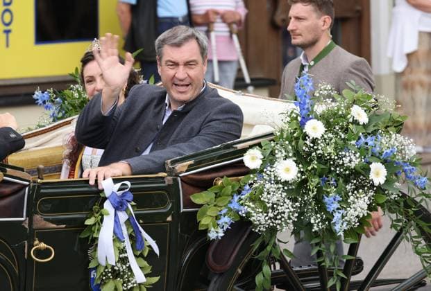 News Themen der Woche KW28 News Bilder des Tages Soeder im Festzelt 13.07.2024, germany, Bayern, Zwiesel, Grenzlandfestzelt, Ministerpraesident Markus Soeder CSU mit Kutsche haelt Einzug, mit Bier, mit Hubert Aiwanger Freie Waehler und SPD Buergermeister Karl heinz Eppinger, auf dem Fest sagte Soeder, das Ehrenamt in Zwiesel hat mehr Verstand wie der gesamte Regierungsapparat in berlin Zwiesel Bayern Germany *** Soeder in the festival tent 13 07 2024, germany, Bavaria, Zwiesel, Grenzlandfestzelt, Ministerpraesident Markus Soeder CSU with carriage enters, with beer, with Hubert Aiwanger Freie Waehler and SPD mayor Karl heinz Eppinger, at the festival Soeder said, the honorary office in Zwiesel has more sense than the entire government apparatus in berlin Zwiesel Bavaria Germany