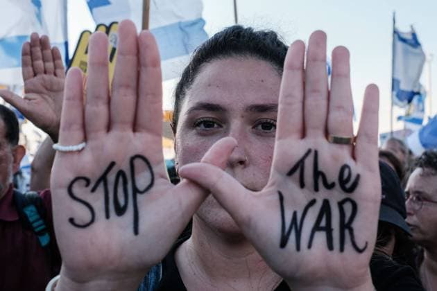 Bilder des Jahres 2024, News 07 Juli News Themen der Woche KW28 News Bilder des Tages July 13, 2024, Jerusalem, Israel: Families of hostages in Gaza and former hostages joined by thousands of supporters arrive in Jerusalem nearly concluding a four day march from Tel Aviv, to end tonight at a rally at the Prime MinisterÃ¢â‚¬â ¢s Office in the city. Israel has been engaged in a war with Hamas following massive rocket fire from the Gaza Strip into Israel on 7th October, 2023, infiltration of Palestinian gunmen into Israeli territory, massacre of 1,400 civilian women and children in their homes and hostage taking of some 240 civilians, including babies and children, and soldiers. 120 remain in captivity. Many blame the PM personally for sabotaging any chance of a hostage release deal. Jerusalem Israel - ZUMAa126 20240713_zap_a126_002 Copyright: xNirxAlonx