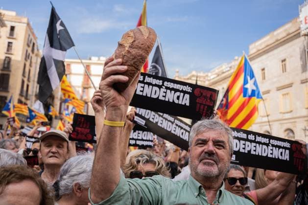 Bilder des Jahres 2024, News 07 Juli News Themen der Woche KW28 News Bilder des Tages Pro-independence Demonstration In Barcelona. The Assembly (ANC) is demonstrating, chaired by Lluis Llach, to demand amnesty for all people prosecuted and to demand the independence of Catalonia and civil disobedience, in Catalonia, on July 13, 2024. At the end of the demonstration, they are throwing corruscos of bread in front of the Generalitat of Catalonia. Barcelona Barcelona Spain  Copyright: xMarcxAsensiox originalFilename: asensioclupes-proindep240713_npVyI.jpg