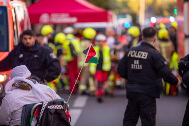 News Themen der Woche KW28 News Bilder des Tages Pro-Palästina-Demo in Schöneberg eskaliert: Ausschreitungen un, Demonstration in Berlin-Schöneberg gegen den Gaza-Konflikt mündet in Gewalt. Zahlreiche Verletzte bei Ausschreitungen nach Auflösung der Pro-Palästina-Demonstration in Schöneberg. Die Berliner Feuerwehr war im Großeinsatz und sprach von einem Massenanfall an Verletzten , auch ein Rettungshubschrauber war im Einsatz. Mehrere Personen kamen ins Krankenhaus. Berlin Berlin Deutschland *** Pro Palestine demonstration in Schöneberg escalates riots and, Demonstration in Berlin Schöneberg against the Gaza conflict leads to violence Numerous injured in riots after the dissolution of the Pro Palestine demonstration in Schöneberg The Berlin fire department was in large-scale ope