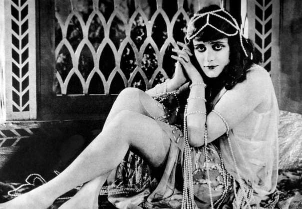 Archivbilder der Woche KW28 Theda Bara, on-set of the Silent Film Salome , 1918  Copyright: xABxArchivex jtv006524