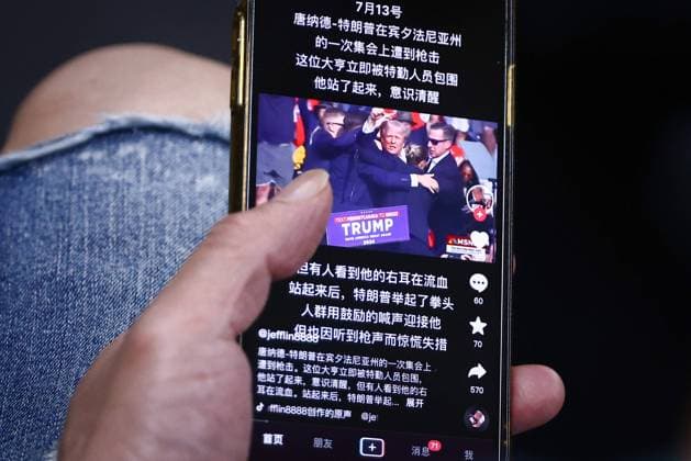 Shooting At Donald Trump Rally On News A man watches news on a mobile phone after the former U.S. President Donald Trump has been injured during shooting at campaign rally at the Butler Farm Show in Butler, Pennsylvania. New York, United States of America on July 13th, 2024. The suspected shooter was killed and another rally attendee was dead. New York United States  Copyright: xBeataxZawrzelx originalFilename: zawrzel-shooting240713_np3qJ.jpg