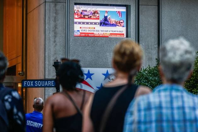 Shooting At Donald Trump Rally On News People watch Fox News channel in front of Fox News building in Manhattan after the former U.S. President Donald Trump has been injured during shooting at campaign rally at the Butler Farm Show in Butler, Pennsylvania. New York, United States of America on July 13th, 2024. The suspected shooter was killed and another rally attendee was dead. New York United States  Copyright: xBeataxZawrzelx originalFilename: zawrzel-shooting240713_np74o.jpg
