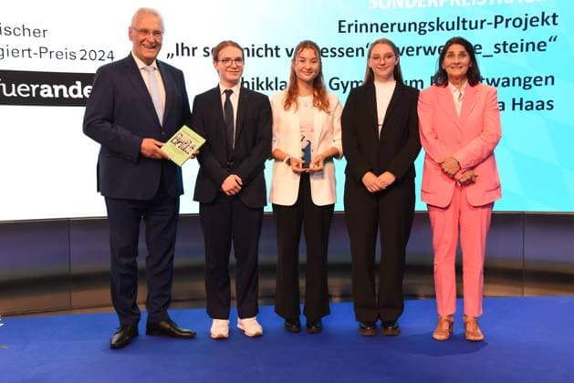 Sonderpreis des Innenministers Joachim Herrmann.Preistraeger Erinnerungd Kultur Projekt Ethikklassen Gymnasium Feuchtwangen-Mit Preistraegern- Dr.Barbara Haas Projektleiterin Rechts Muenchen 13.07.2024 BMW Welt Doppelkegel Bayerischen Engagiertpreis 2024 Verleihung-Ein Abend fuer die unschaetzbar wertvolle Arbeit unserer Ehrenamtlichen in Bayern Muenchen