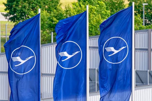 Am Flughafen. Die Fahnen der Lufthansa Fluggesellschaft. München Bayern Deutschland *** At the airport The flags of Lufthansa Airline Munich Bavaria Germany Copyright: xRolfxPossx