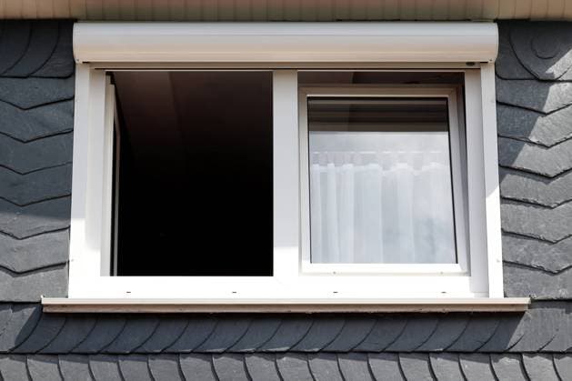 Sommer im Siegerland. Ein Fenster in einem Haus wurde geoeffnet (geöffnet) um am Vormittag die Wohnung zu lueften (lüften). Sommer im Siegerland am 14.07.2024 in Siegen Deutschland. *** Summer in Siegerland A window in a house was opened to ventilate the apartment in the morning Summer in Siegerland on 14 07 2024 in Siegen Germany