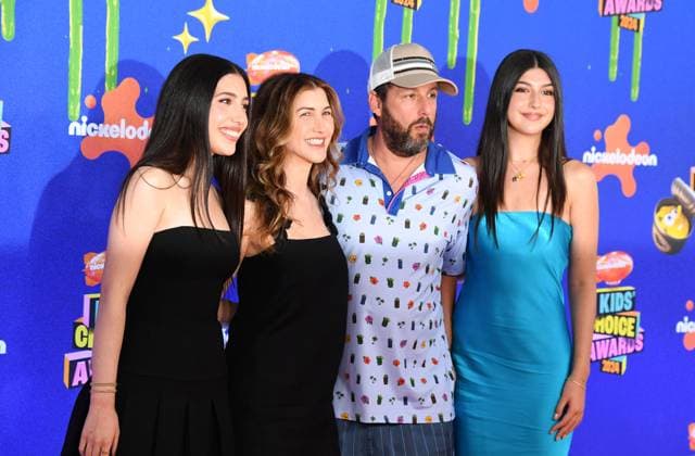 SANTA MONICA, CALIFORNIA - JULY 13: (L-R) Sadie Sandler, Jackie Sandler, Adam Sandler and Sunny Sandler attend Nickelodeon Kids Choice Awards 2024 at Barker Hangar on July 13, 2024 in Santa Monica, California. Copyright: xJeffreyxMayerx