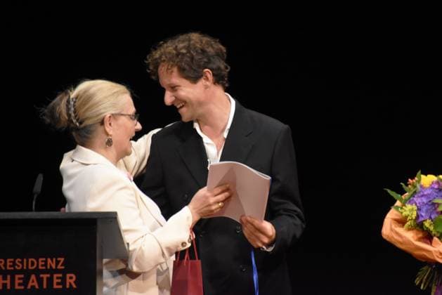 Marissa Biebl Vorsitzende Freunde des Residenztheater Moritz Treuenfels Schauspieler Kurt Meisel Preistraeger Birgitt Bauhausen Stv Vorstzende Freunde des Residenztheater Muenchen 14.07.2024 Residenztheateater Die Verleihung des Kurt-Meisel-Preises an Moritz Treuenfels und der beiden Foerderpreise an Isabell Antonia Hoeckel und Vassilissa Re Muenchen