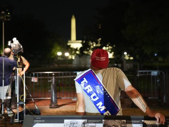 Scene Near The White House After The Trump Shooting A Trump supporter is standing outside the White House after the Donald Trump shooting Washington United States  Copyright: xAndrewxLeydenx originalFilename: leyden-notitle240713_npunG.jpg