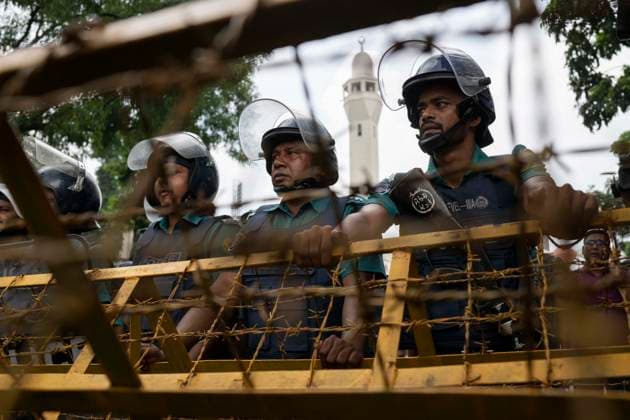 Bilder des Jahres 2024, News 07 Juli News Themen der Woche KW28 News Bilder des Tages July 14, 2024, Dhaka, Dhaka, BANGLADESH: Bangladesh police officers stand on guard at the intersection during the students protest on quota reforms for civil service jobs. The students have been protesting the quota reform in government jobs in Bangladesh for the past two weeks. Dhaka BANGLADESH - ZUMAj162 20240714_zip_j162_003 Copyright: xFatima-TujxJohorax