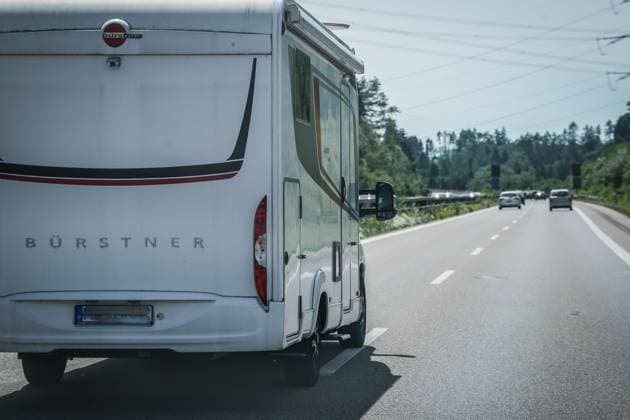 Autobahn, Wohnmobil, Camper, Reisemobil, Bürstner, Reisen, Tourismus, Verkehr, unterwegs, Straße, Sommer, Natur, Autos, Ferienmobil, Caravan, Freizeitfahrzeug, Reisebus, Transportmittel, Sommerreise, Grün, Wald, Autobahnfahrt, Langstreckenfahrt, Outdoor-Aktivitäten, Familienurlaub, Mobilität, Abenteuer, Reisefreiheit, Vanlife, Roadtrip, Camping, Reiseabenteuer, Urlaubsmobil, Reiselust, Fernweh, Campingurlaub, Wohnmobilreise, Nomadenleben, Autoreise, Ferien, Reiseplanung, Naturerlebnis, Autocamping, Reiseroute, Tourismusbranche, Reisetrend. *** Freeway, motorhome, camper, motorhome, Bürstner, travel, tourism, traffic, on the road, street, summer, nature, cars, vacation motorhome, caravan, leisure vehicle, coach, means of transportat Copyright: xJoeranxSteinsiekx